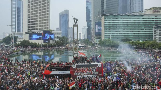 Sejumlah pemain Timnas Indonesia mengikuti arak-arakan di Bundaran HI, Jakarta, Jumat (19/5/2023).