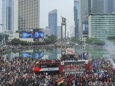 Meriahnya Pawai Kontingen SEA Games 2023 di Bundaran HI