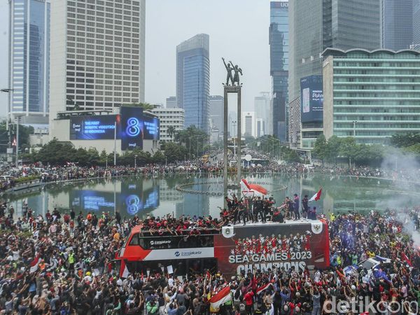 Meriahnya Pawai Kontingen SEA Games 2023 di Bundaran HI