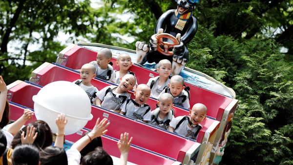 Senangnya Biksu Cilik Saat Bermain di Taman Hiburan Everland