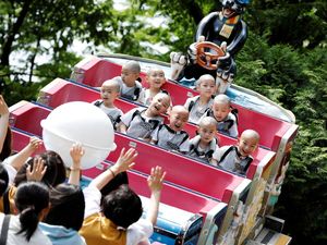 Senangnya Biksu Cilik Saat Bermain di Taman Hiburan Everland