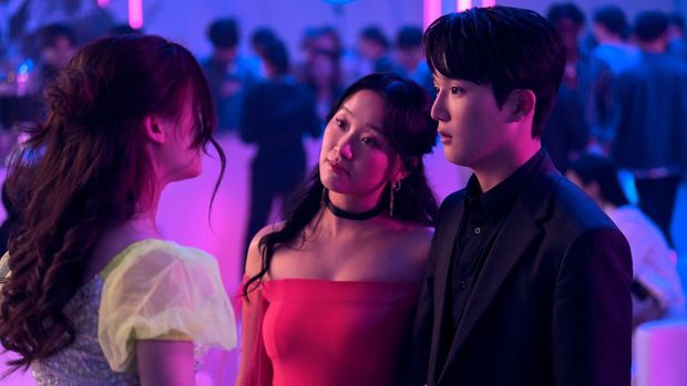 Serial XO, Kitty (2023) XO, Kitty. (L to R) Anna Cathcart as Kitty Song Covey, Gia Kim as Yuri, Choi Min-yeong as Dae in episode 101 of XO, Kitty. Cr. Park Young-Sol/Netflix © 2023