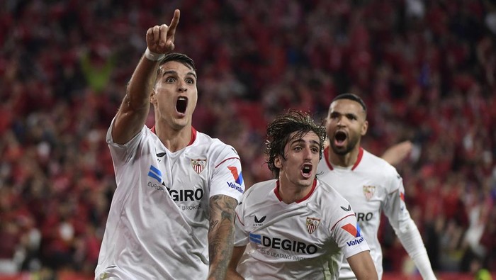 TOPSHOT - Sevillas Argentinian forward Erik Lamela (L) celebrates scoring his teams second goal during the UEFA Europa League semi-final second leg football match between Sevilla FC and Juventus at the Ramon Sanchez Pizjuan stadium in Seville on May 18, 2023. (Photo by CRISTINA QUICLER / AFP) (Photo by CRISTINA QUICLER/AFP via Getty Images)