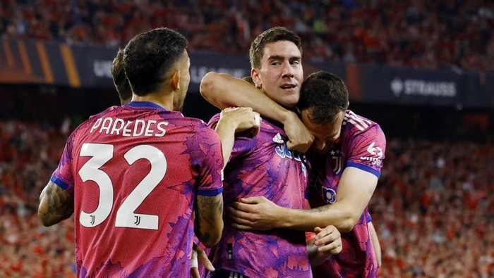 Soccer Football - Europa League - Semi Final - Second Leg - Sevilla v Juventus - Ramon Sanchez Pizjuan, Seville, Spain - May 18, 2023 Juventus' Dusan Vlahovic celebrates scoring their first goal with teammates REUTERS/Marcelo Del Pozo