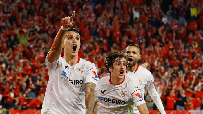 Soccer Football -  Europa League - Semi Final - Second Leg - Sevilla v Juventus - Ramon Sanchez Pizjuan, Seville, Spain - May 18, 2023  Sevillas Erik Lamela celebrates scoring their second goal with Bryan Gil and Youssef En-Nesyri REUTERS/Marcelo Del Pozo     TPX IMAGES OF THE DAY