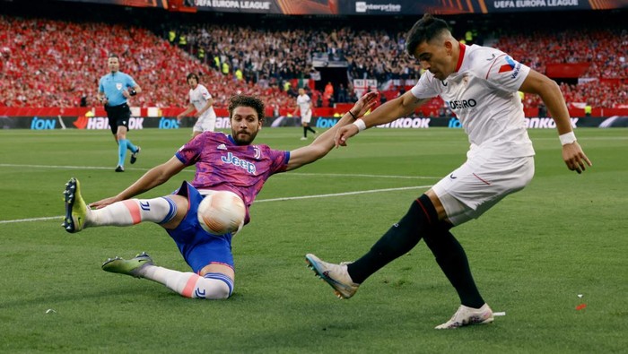 Sevilla Tantang AS Roma di Final Liga Europa! Soccer Football - Europa League - Semi Final - Second Leg - Sevilla v Juventus - Ramon Sanchez Pizjuan, Seville, Spain - May 18, 2023 Sevilla's Marcos Acuna in action with Juventus' Manuel Locatelli REUTERS/Marcelo Del Pozo