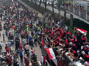Warga Membeludak Sambut Bus Pawai Timnas U-22 dan Juara SEA Games di Sudirman Warga Membeludak Sambut Bus Pawai Timnas U-22 dan Juara SEA Games di Sudirman