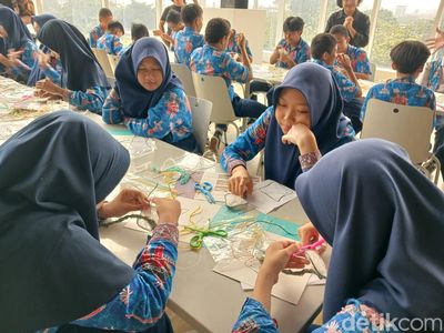 Potret Murid-murid MTs Workshop Bikin Kerajinan dari Limbah Pukat