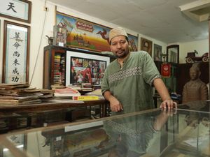 Teknik Subsidi Silang Azmi Abubakar untuk Identitas Tionghoa-Indonesia Teknik Subsidi Silang Azmi Abubakar untuk Identitas Tionghoa-Indonesia