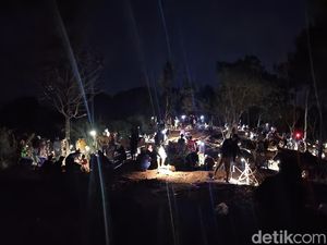 Ada Pasar Malam di Tambang Emas Ilegal Sukabumi Ada Pasar Malam di Tambang Emas Ilegal Sukabumi