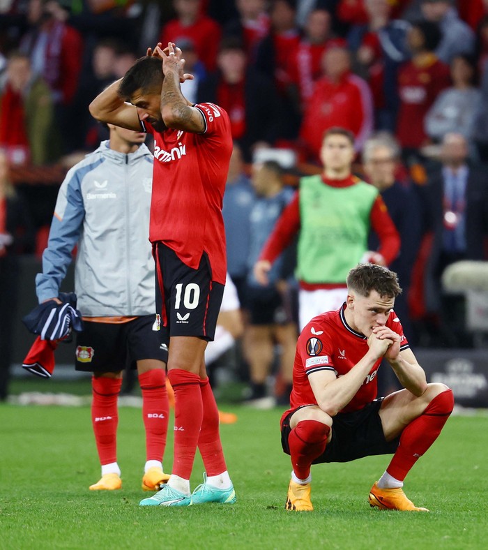 Tahan Imbang Leverkusen, AS Roma ke Final Liga Europa Soccer Football - Europa League - Semi Final - Second Leg - Bayer Leverkusen v AS Roma - BayArena, Leverkusen, Germany - May 18, 2023
AS Roma coach Jose Mourinho and Tammy Abraham celebrate after the match REUTERS/Thilo Schmuelgen