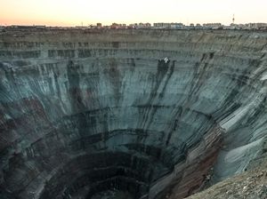 Ilmuwan Temukan Bukti Keberadaan Kuadriliun Ton Berlian Terkubur Dalam Bumi