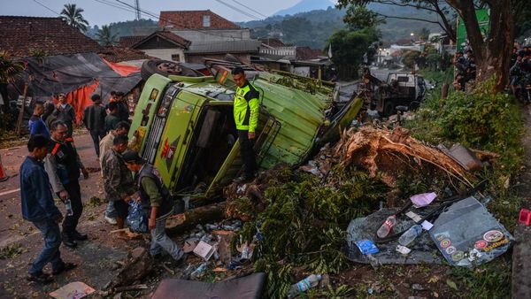 Truk Pengangkut Air Minum Kecelakaan di Nagreg Bandung