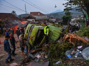 Truk Pengangkut Air Minum Kecelakaan di Nagreg Bandung