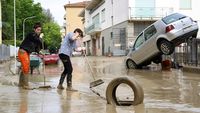Warga Korban Banjir Italia Bersih-bersih Lumpur