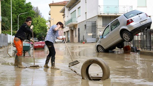 Warga Korban Banjir Italia Bersih-bersih Lumpur