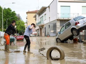 Warga Korban Banjir Italia Bersih-bersih Lumpur