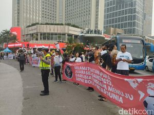 Warga Kumpul di Bundaran HI Sambut Arak-arakan Timnas U-22, Lalin Macet