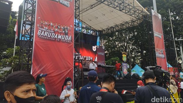 Warga kumpul di Bundaran HI sambut arak-arakan Timnas U-22.