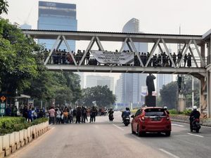 Antusiasnya Warga Tunggu Arak-arakan Kontingen SEA Games di JPO Dukuh Atas