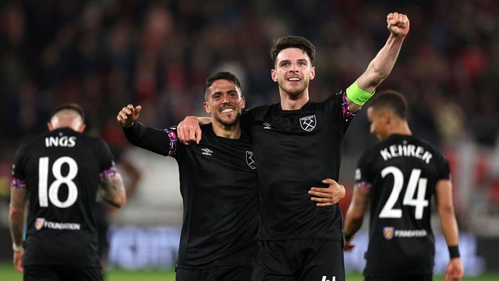 ALKMAAR, NETHERLANDS - MAY 18: Declan Rice and Pablo Fornals of West Ham United celebrate victory after the UEFA Europa Conference League semi-final second leg match between AZ Alkmaar and West Ham United at AFAS Stadion on May 18, 2023 in Alkmaar, Netherlands. (Photo by Dean Mouhtaropoulos/Getty Images)