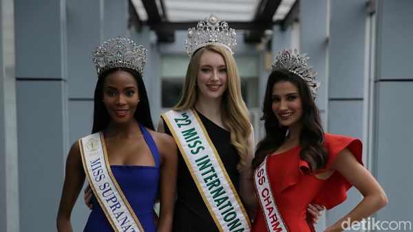 10 Potret 3 Ratu Kecantikan Dunia Tebar Pesona di Jakarta