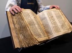 Alkitab Ibrani Berusia 1.100 Tahun Terjual Seharga $38 Juta dalam Lelang