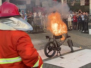 Ini Cara Memadamkan Kebakaran Baterai Kendaraan Listrik yang Benar