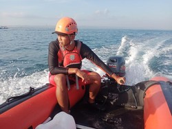 Basarnas Cari 1 Wisatawan yang Terseret Arus di Pantai Petitenget