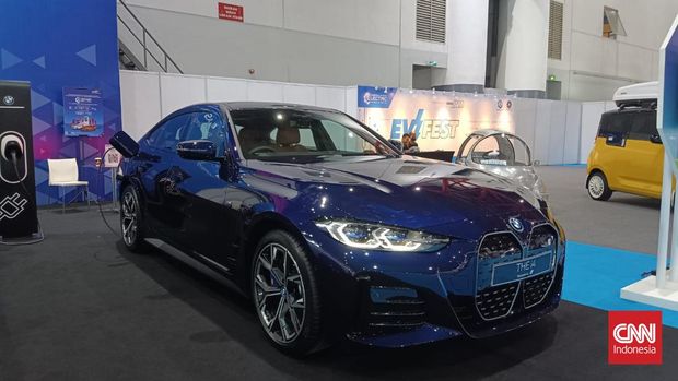 BMW i4 mejeng di PEVS 2023.