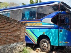 Kondisi 8 Korban Bus Tabrak 4 Kendaraan-Masjid di Mataram