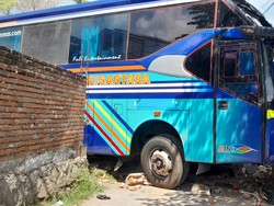 8 Orang Luka-luka dalam Kecelakaan Bus yang Tabrak Mobil dan Masjid