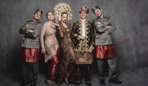 Desta dan Natasha Rizki Tampil Bersama di Pernikan Enzy Storia