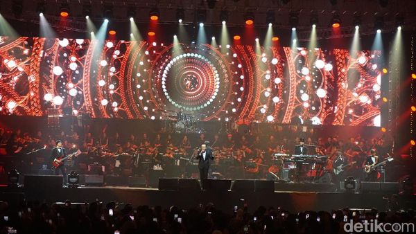 Megahnya Konser Orkestra Dewa 19 di Surabaya pada Hari Pertama