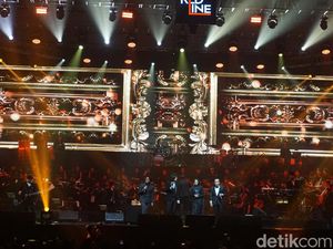 Hari Pertama Orkestra Dewa 19 di Surabaya: Dibuka Ardhito Ditutup Ari Lasso Hari Pertama Orkestra Dewa 19 di Surabaya: Dibuka Ardhito Ditutup Ari Lasso