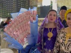 Viral Pernikahan di Bangkalan Dihadiri Istri Sultan Bawa Buket Uang Raksasa