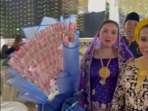 Viral Pernikahan di Bangkalan Dihadiri Istri Sultan Bawa Buket Uang Raksasa Viral Pernikahan di Bangkalan Dihadiri Istri Sultan Bawa Buket Uang Raksasa