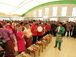 Ganjar Dipakaikan Songket Palembang oleh Sultan Mahmud Badaruddin