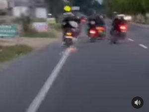 Gerombolan Motor Konvoi-Tendang Cewek, Begini Kesaksian Warga Gerombolan Motor Konvoi-Tendang Cewek, Begini Kesaksian Warga