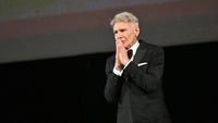 Senyum Semringah Harrison Ford Terima Penghargaan