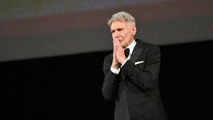 Senyum Semringah Harrison Ford Terima Penghargaan