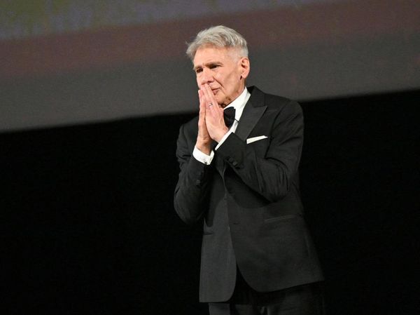 Senyum Semringah Harrison Ford Terima Penghargaan