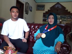 Cerita Ibunda Ernando Sujud Syukur di Depan Kakbah Usai Sang Putra Raih Emas