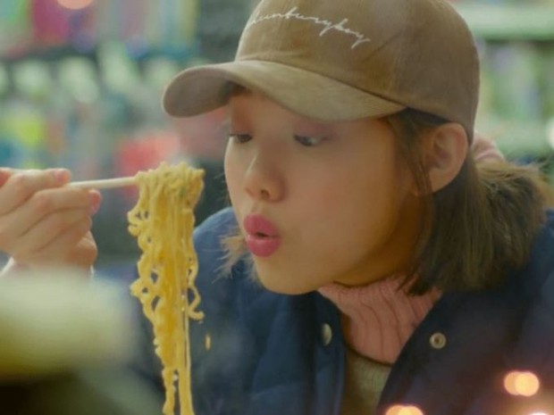 Ilustrasi orang memakan ramyeon /Foto: Courtesy of MBC Foto: Courtesy of MBC