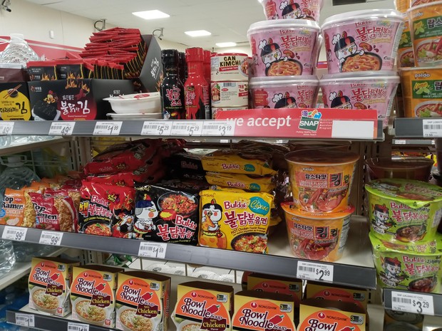 Ilustrasi ramyeon pada etalase minimarket /Foto: reddit.com Foto: reddit.com