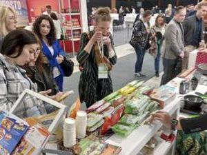 KBRI Warsawa Gelar Pameran Produk Dalam Negeri di Polandia KBRI Warsawa Gelar Pameran Produk Dalam Negeri di Polandia