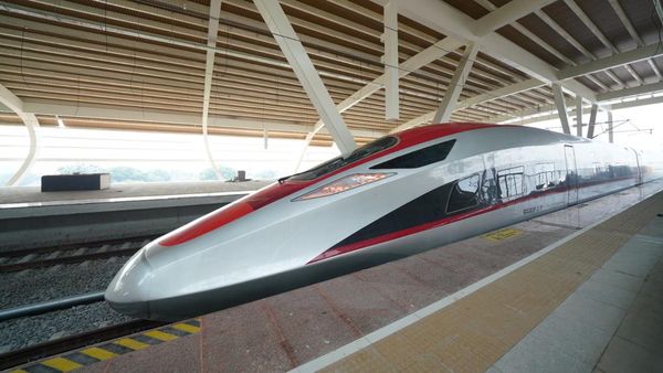 Potret Kereta Cepat JKT-BDG Melintas Perdana dari Tegalluar ke Halim