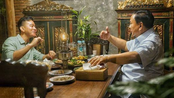 Momen Akrab Prabowo-Gibran Ngobrol 4 Mata di Angkringan Solo