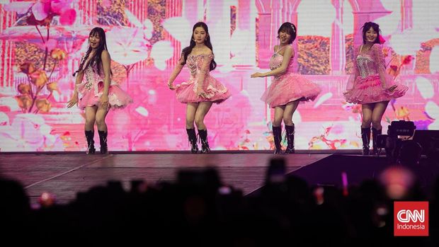 Konser Red Velvet di ICE BSD Anggota grup idola asal Korea Selatan Red Velvet Irene, Wendy, Yeri, Seulgi tampil dalam konser