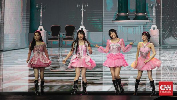 Konser Red Velvet di ICE BSD Anggota grup idola asal Korea Selatan Red Velvet Irene, Wendy, Yeri, Seulgi tampil dalam konser